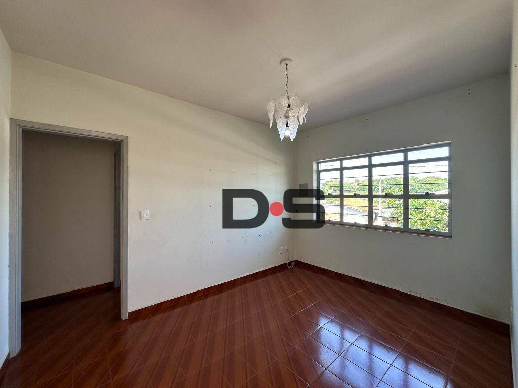 Casa à venda com 4 quartos, 285m² - Foto 1