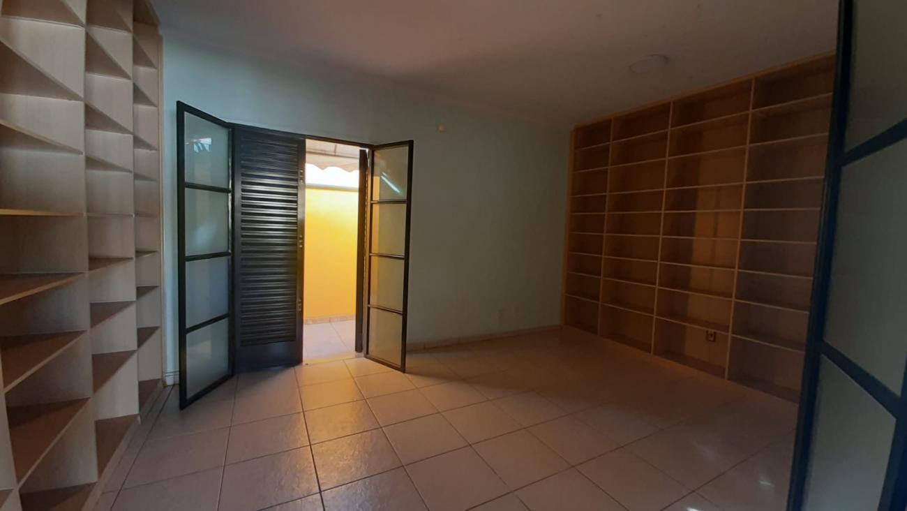 Casa à venda com 5 quartos, 300m² - Foto 3