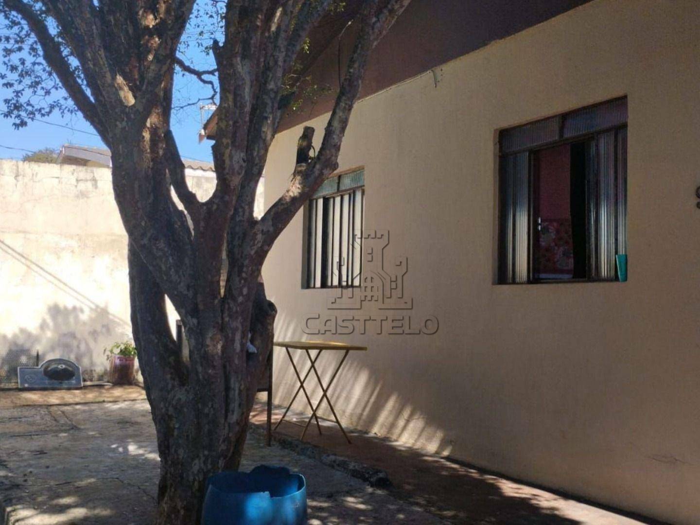 Casa à venda com 6 quartos, 195m² - Foto 1