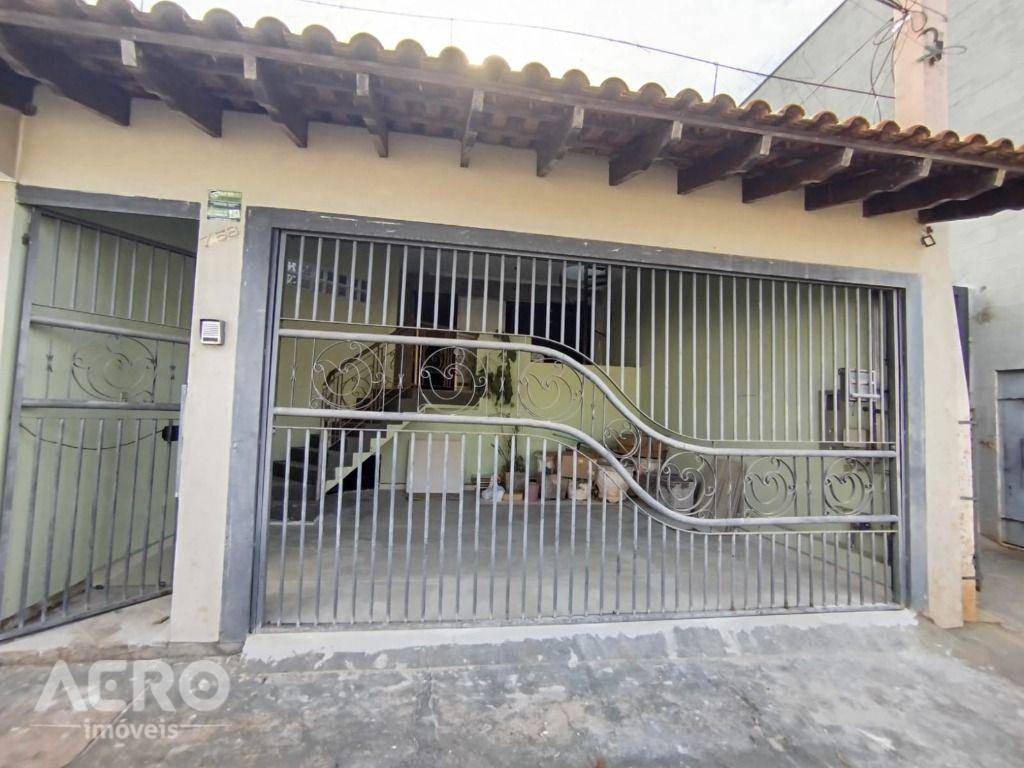 Casa para alugar com 4 quartos, 350m² - Foto 1