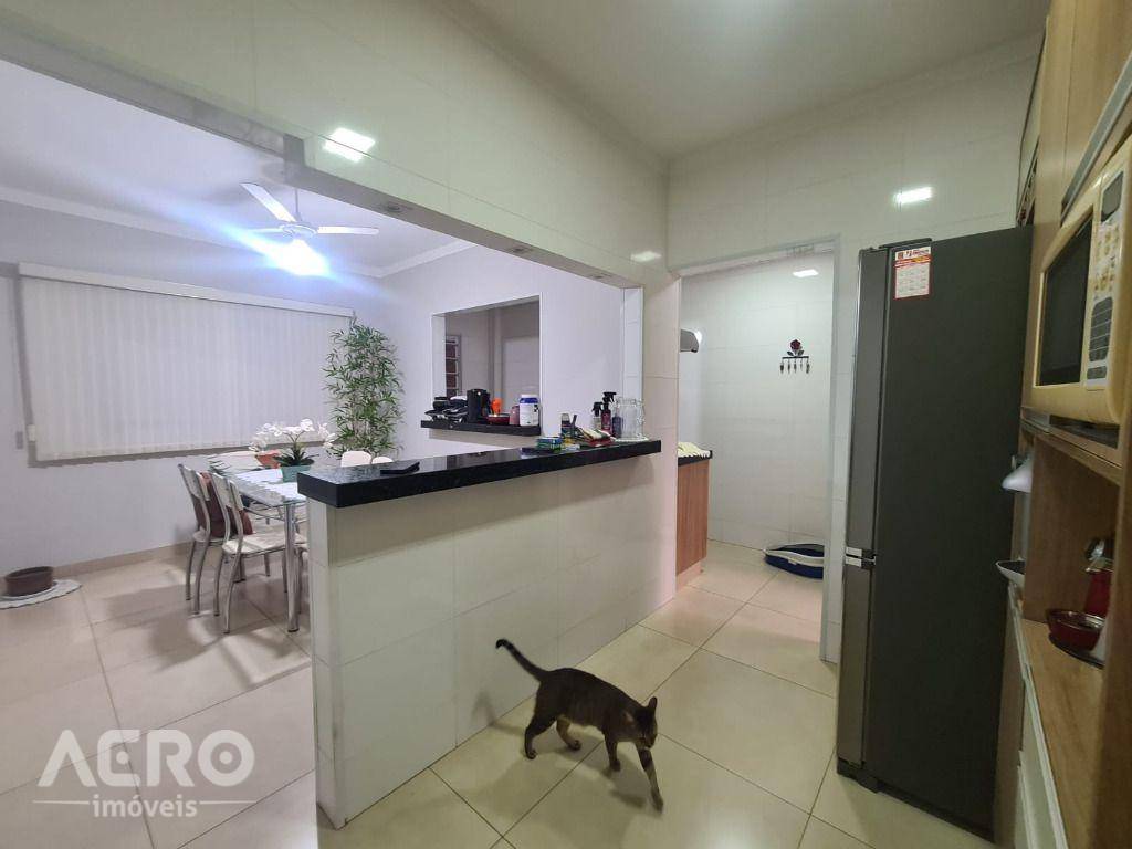 Casa à venda com 3 quartos, 248m² - Foto 1