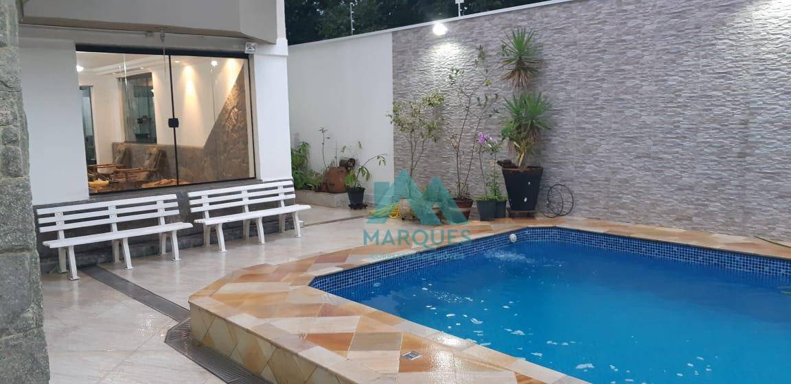 Sobrado à venda com 4 quartos, 345m² - Foto 1