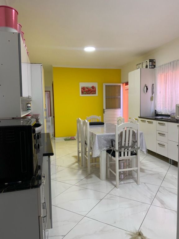 Casa à venda com 2 quartos, 90m² - Foto 2