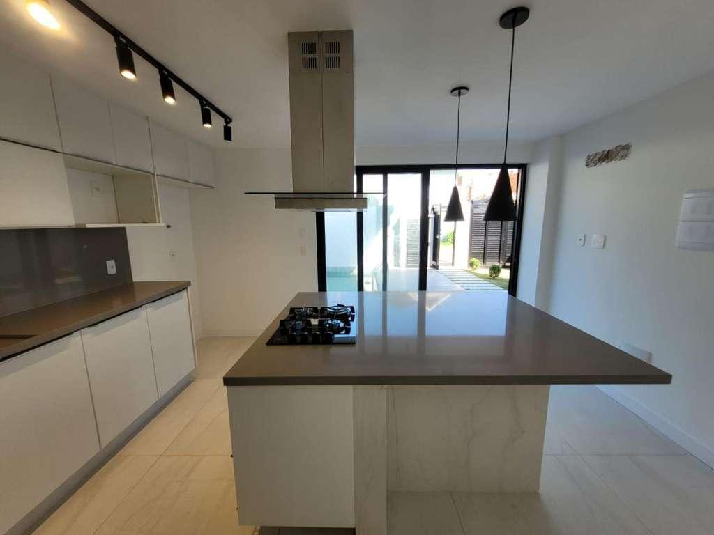 Casa de Condomínio à venda com 4 quartos, 220m² - Foto 4