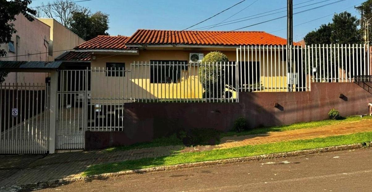 Casa à venda com 4 quartos, 300m² - Foto 1