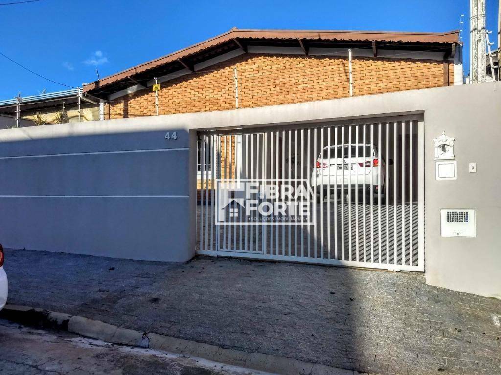 Casa à venda com 3 quartos, 220m² - Foto 1