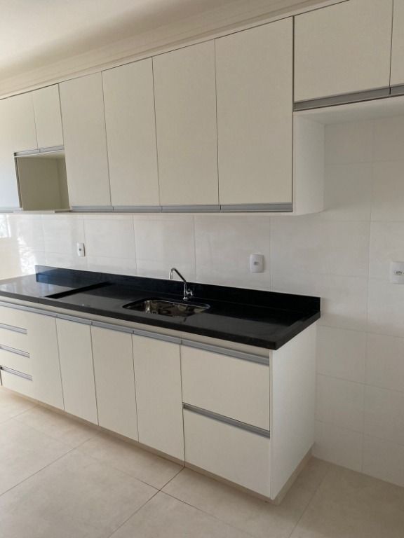 Apartamento à venda com 2 quartos, 70m² - Foto 2