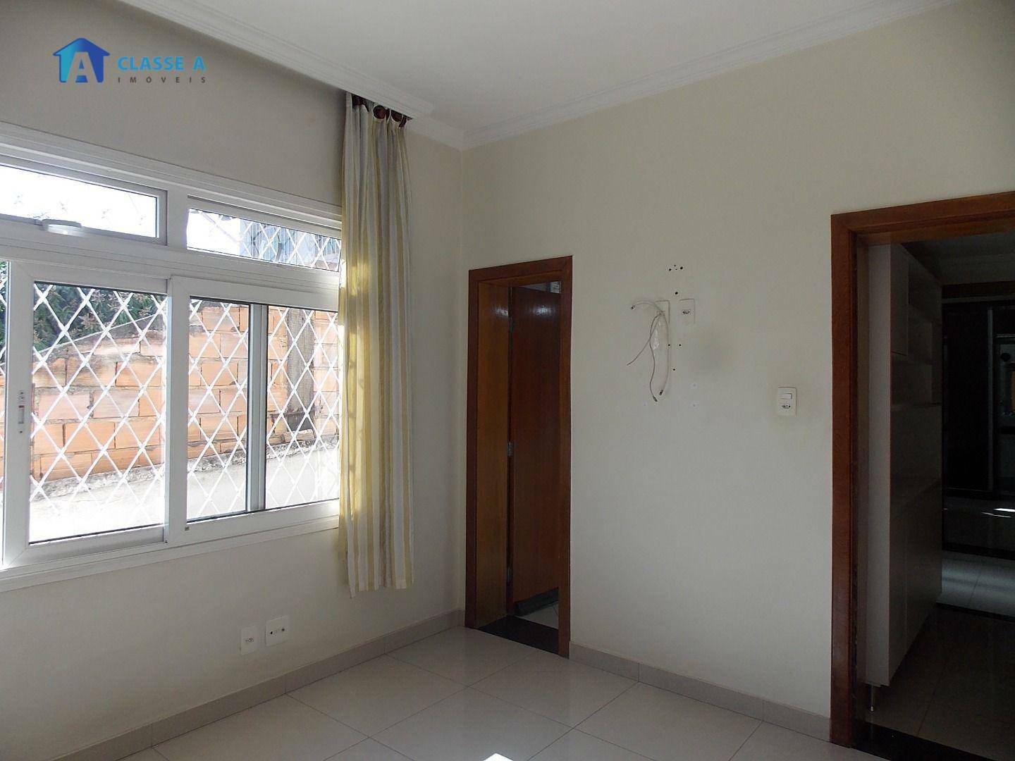 Casa à venda com 4 quartos, 310m² - Foto 2