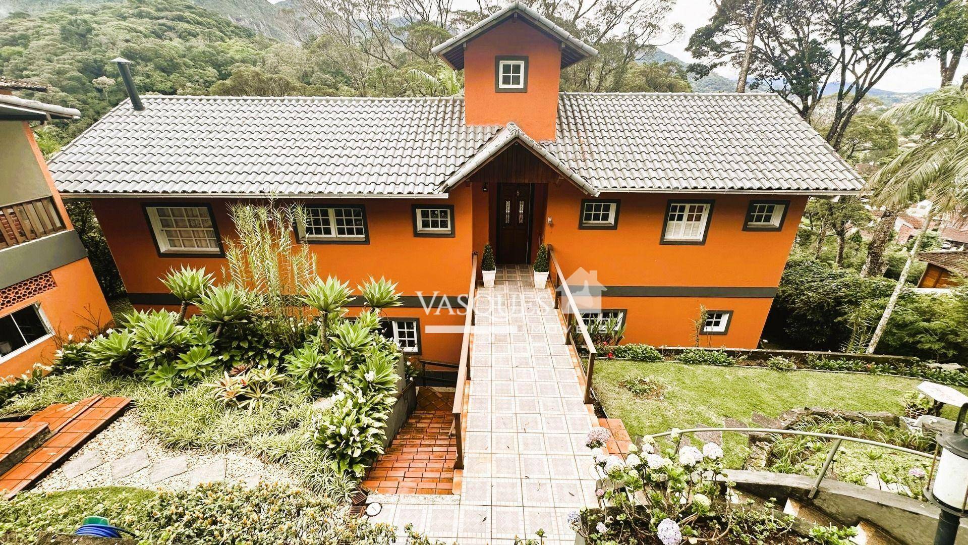 Casa de Condomínio à venda com 4 quartos, 243m² - Foto 1