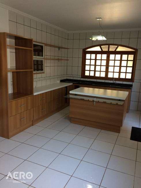 Casa à venda com 3 quartos, 202m² - Foto 2