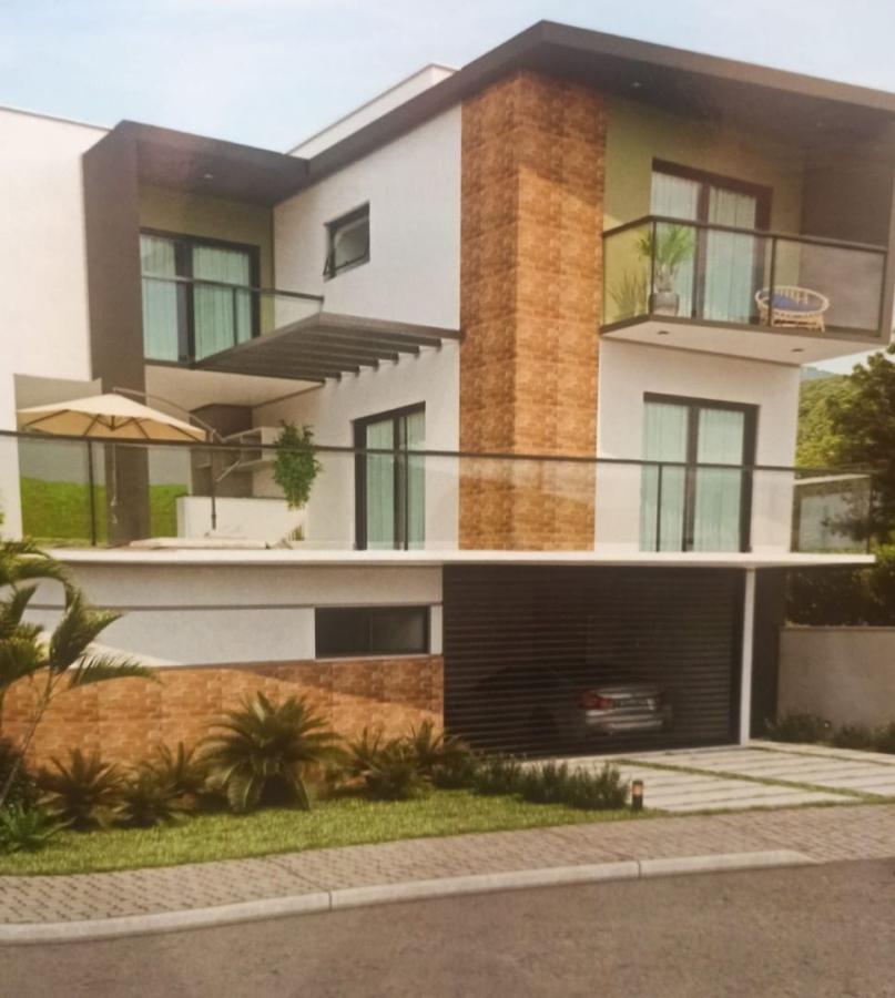 Casa à venda com 4 quartos, 353m² - Foto 1