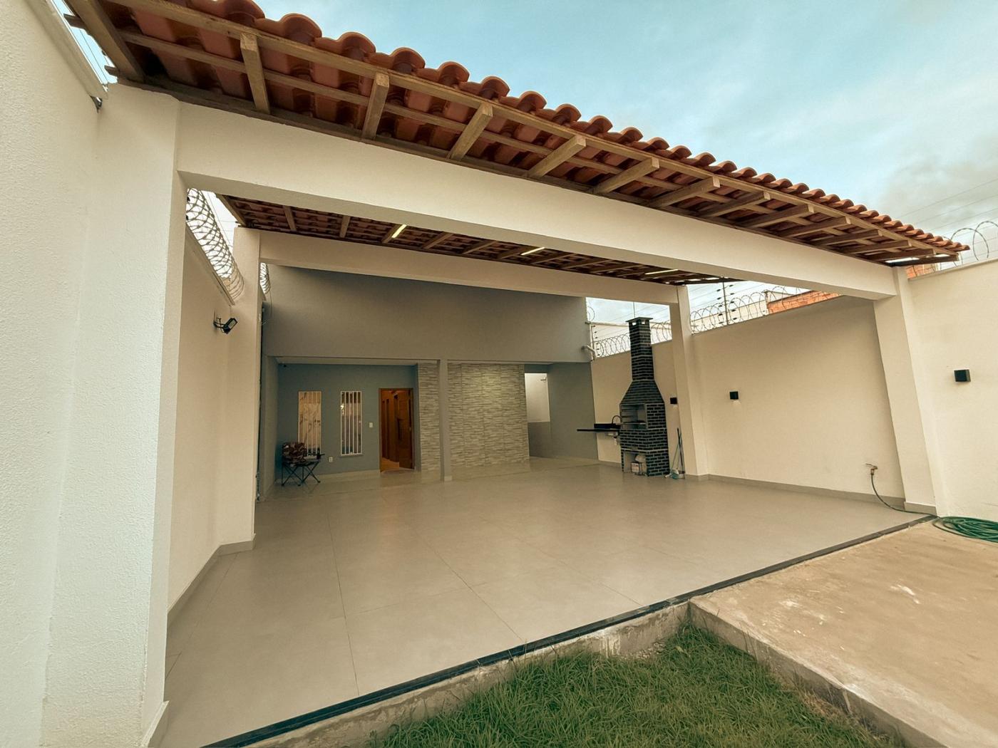 Casa à venda com 3 quartos, 225m² - Foto 1