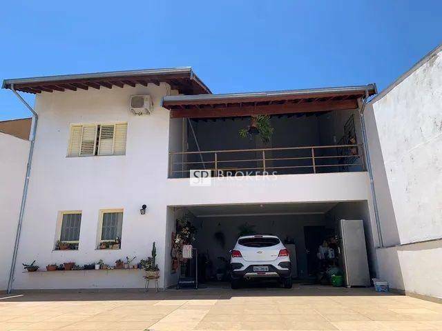 Casa à venda com 3 quartos, 241m² - Foto 1