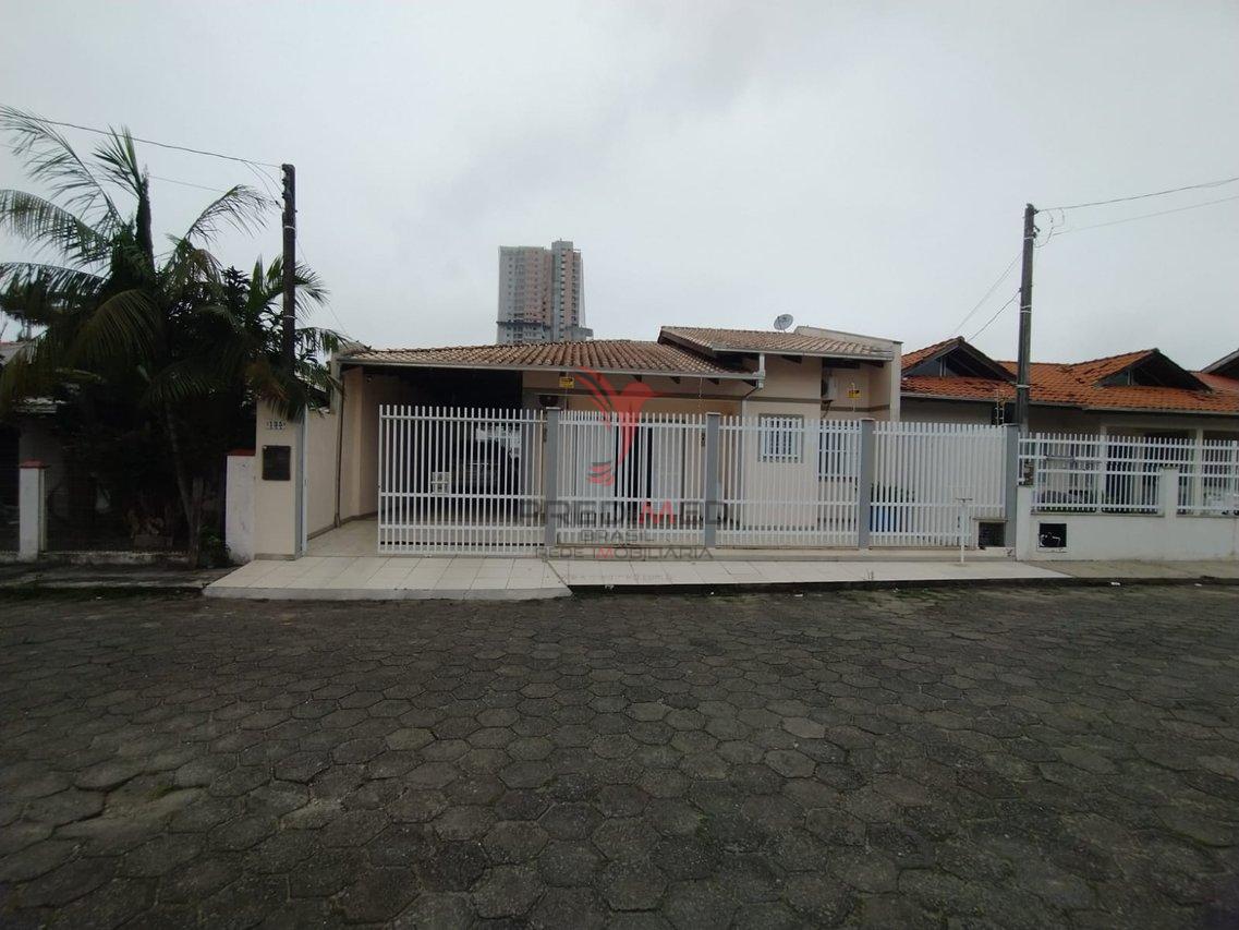 Casa à venda com 4 quartos, 176m² - Foto 2