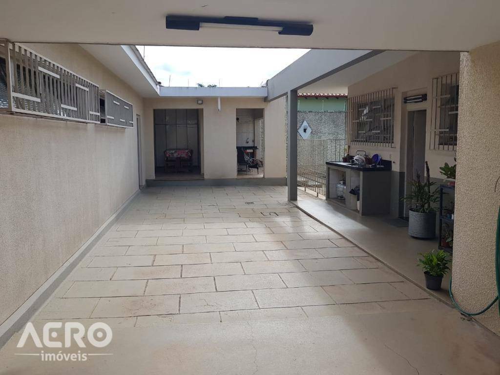 Casa à venda com 3 quartos, 316m² - Foto 14