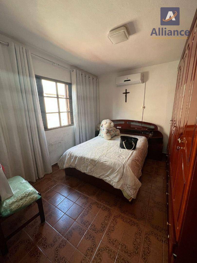 Casa à venda com 3 quartos, 250m² - Foto 1