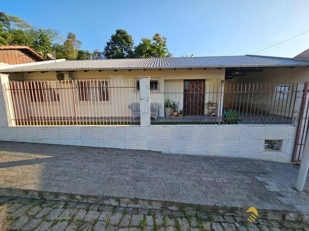 Casa à venda com 3 quartos, 150m² - Foto 1