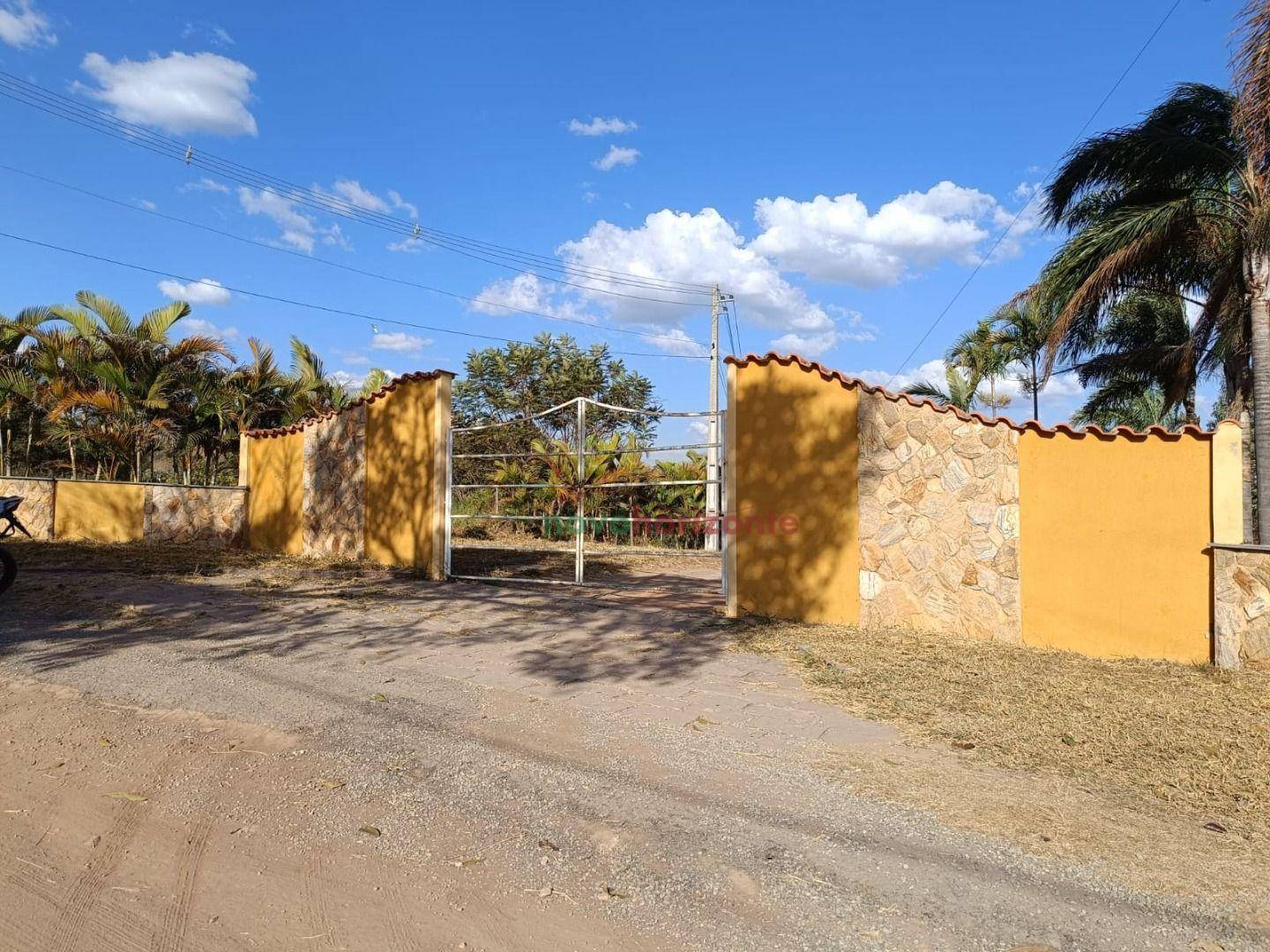 Chácara, 3 quartos, 1100 m² - Foto 1