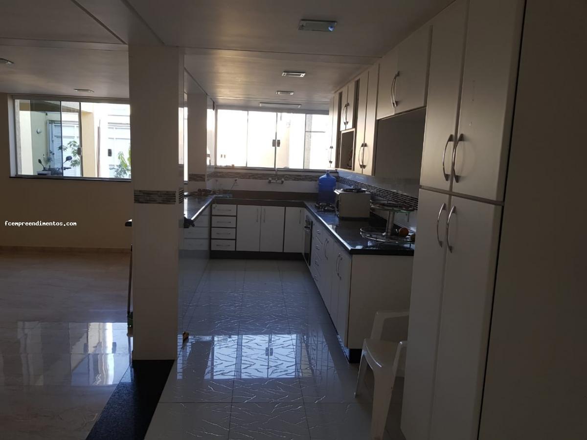 Casa à venda com 3 quartos, 450m² - Foto 2