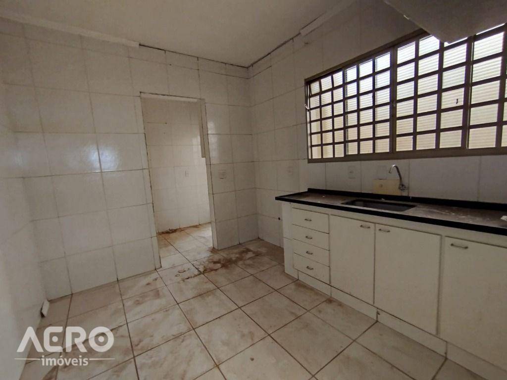 Casa para alugar com 4 quartos, 220m² - Foto 6