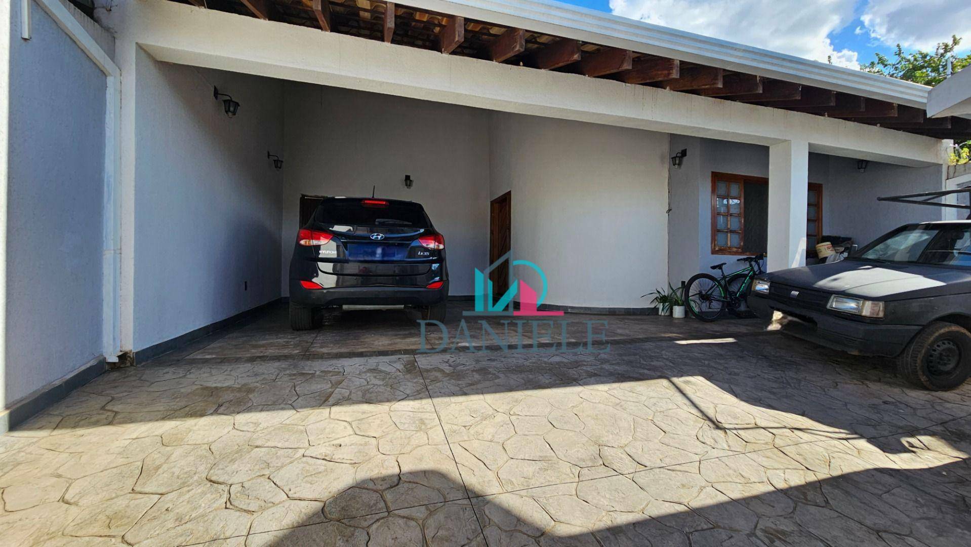 Casa à venda com 3 quartos, 208m² - Foto 1