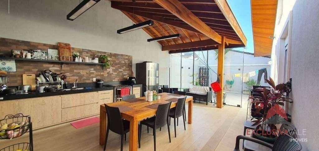 Casa de Condomínio à venda com 4 quartos, 270m² - Foto 1