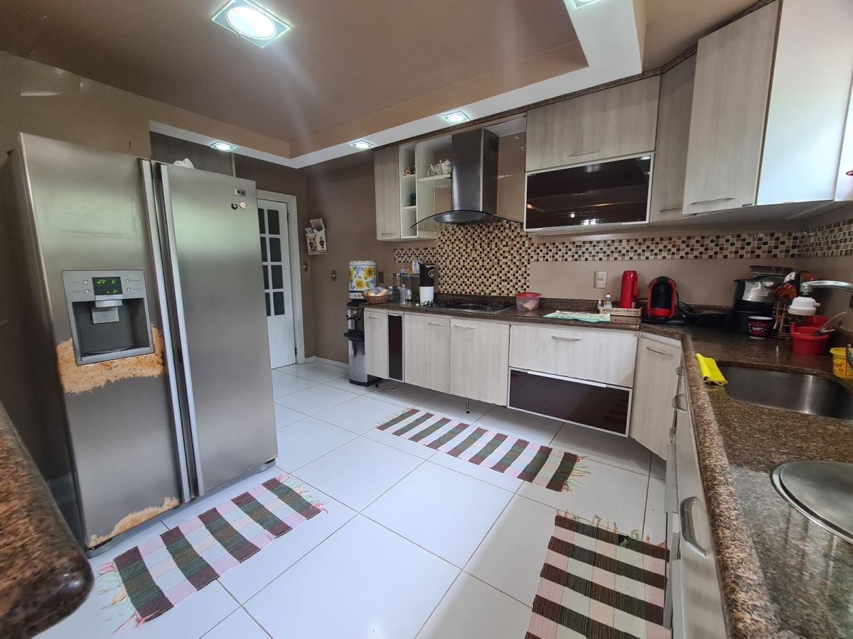 Casa de Condomínio à venda com 4 quartos, 300m² - Foto 17