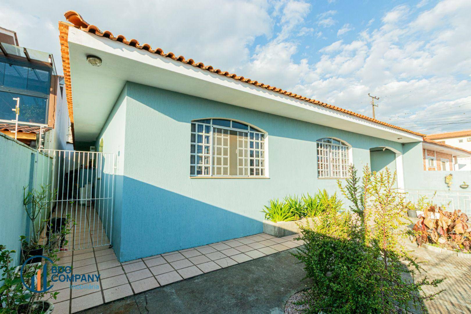 Casa à venda com 3 quartos, 221m² - Foto 1