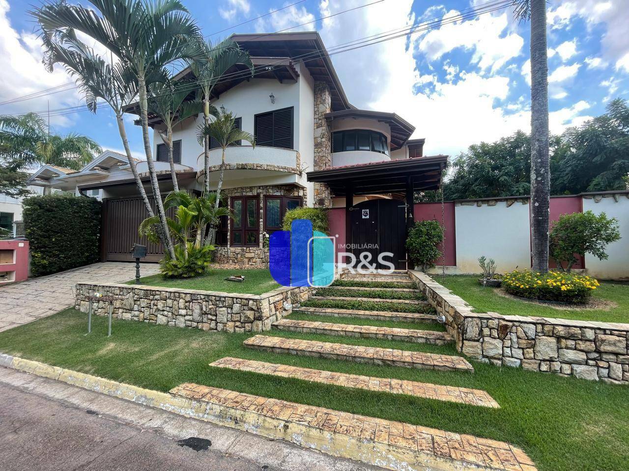 Casa de Condomínio para alugar com 4 quartos, 393m² - Foto 1
