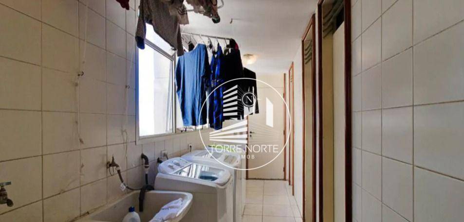 Apartamento à venda com 4 quartos, 219m² - Foto 2