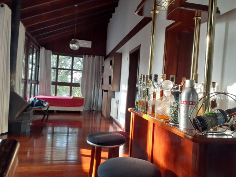 Casa à venda com 3 quartos, 240m² - Foto 1