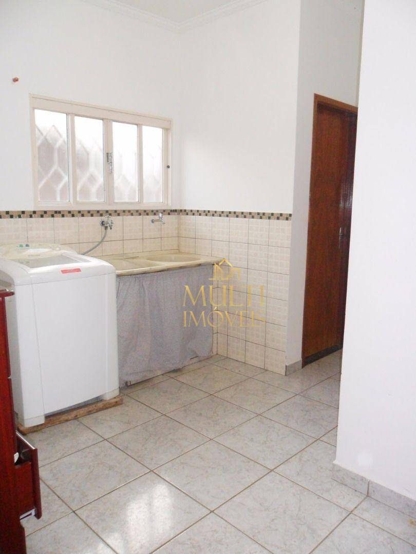 Casa à venda com 3 quartos, 196m² - Foto 2