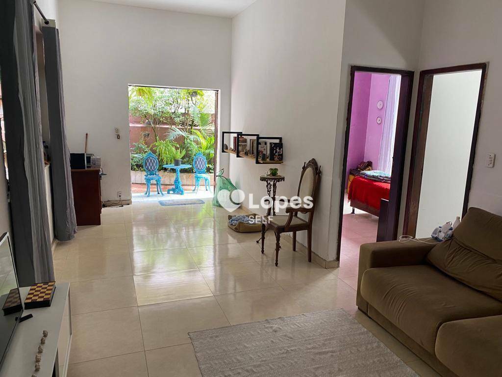 Casa à venda com 4 quartos, 180m² - Foto 1