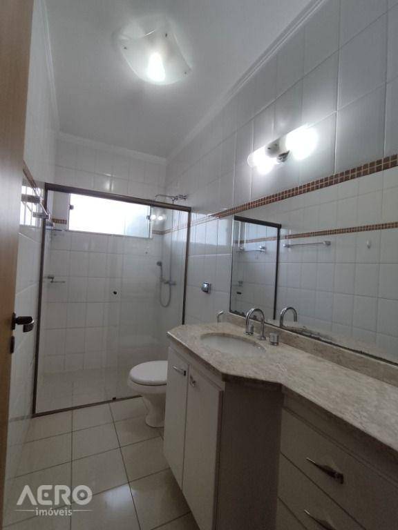 Casa de Condomínio para alugar com 3 quartos, 255m² - Foto 5