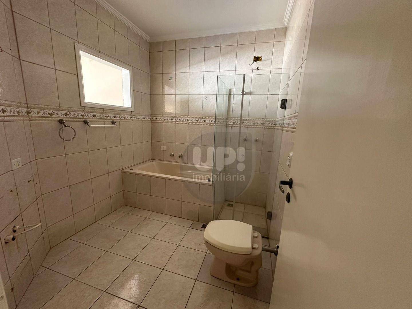 Casa à venda com 3 quartos, 231m² - Foto 1