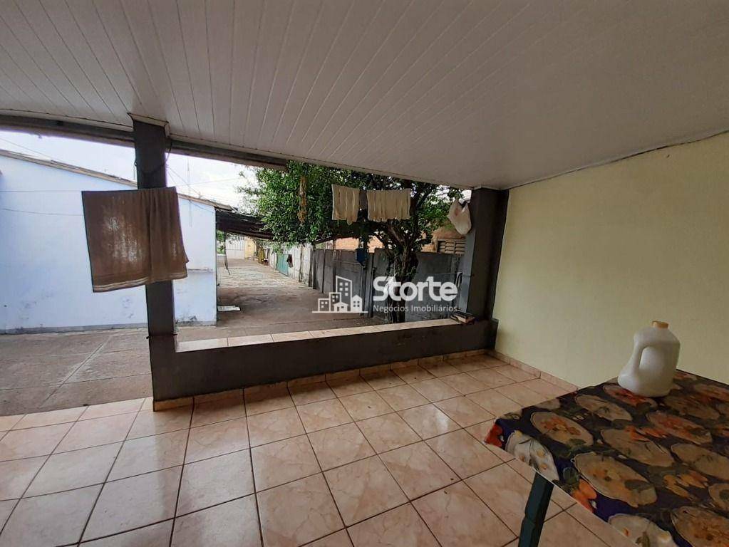 Casa à venda com 5 quartos, 200m² - Foto 1