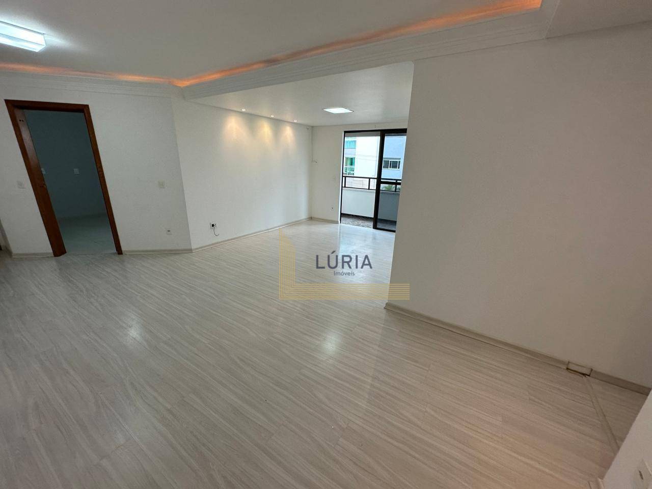 Apartamento à venda com 3 quartos, 118m² - Foto 2