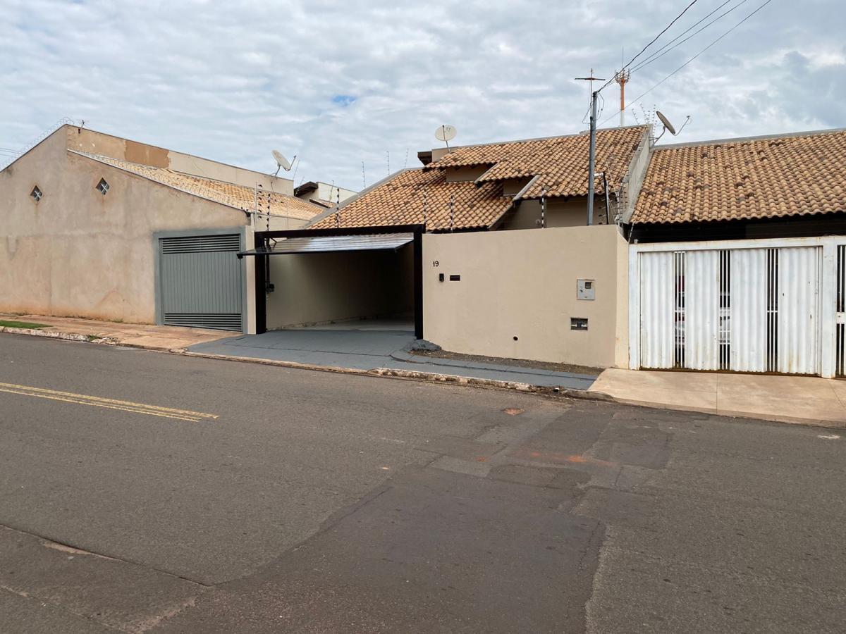 Casa à venda com 3 quartos, 224m² - Foto 1