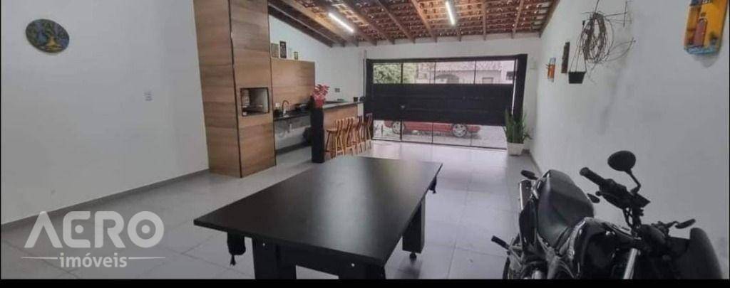 Casa à venda com 3 quartos, 160m² - Foto 1