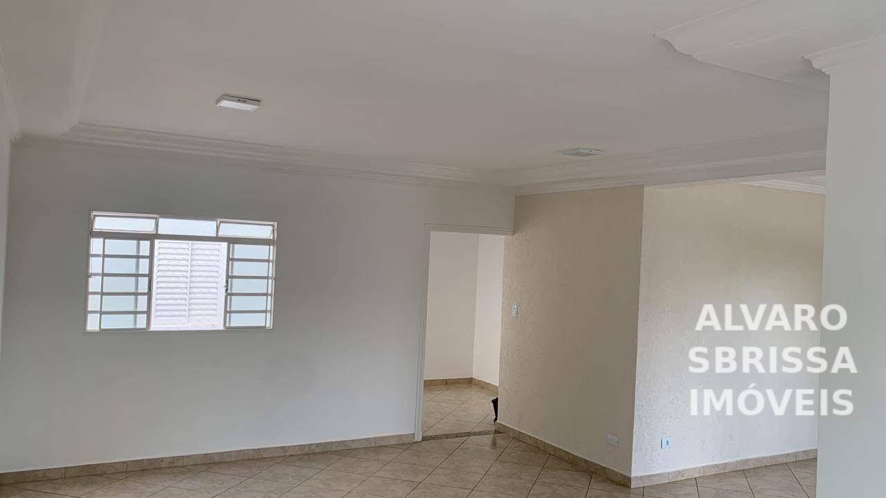 Casa para alugar com 3 quartos, 220m² - Foto 2