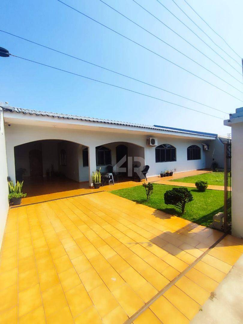 Casa à venda com 3 quartos, 219m² - Foto 1