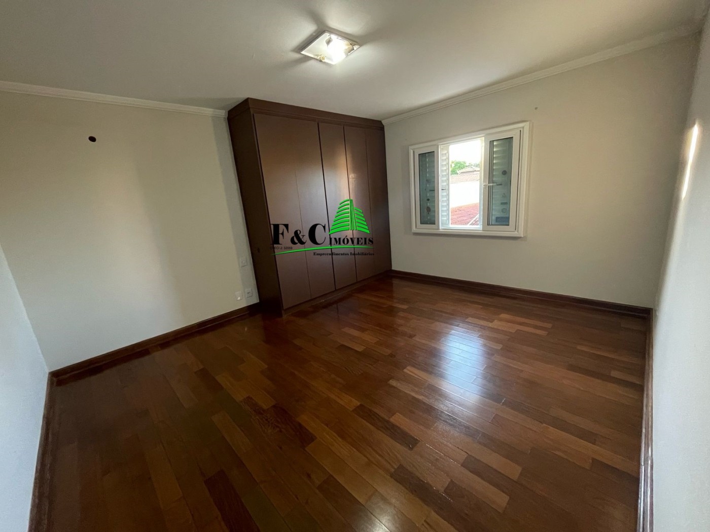 Casa de Condomínio para alugar com 6 quartos, 555m² - Foto 3
