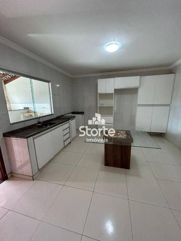 Casa à venda com 3 quartos, 180m² - Foto 2