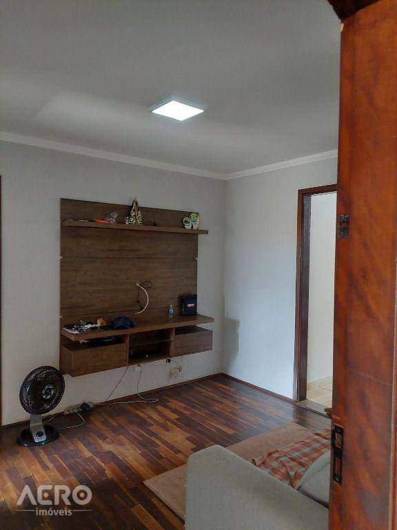 Casa à venda com 2 quartos, 160m² - Foto 1