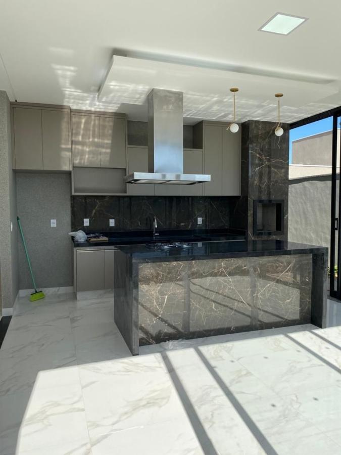 Casa à venda com 3 quartos, 163m² - Foto 1