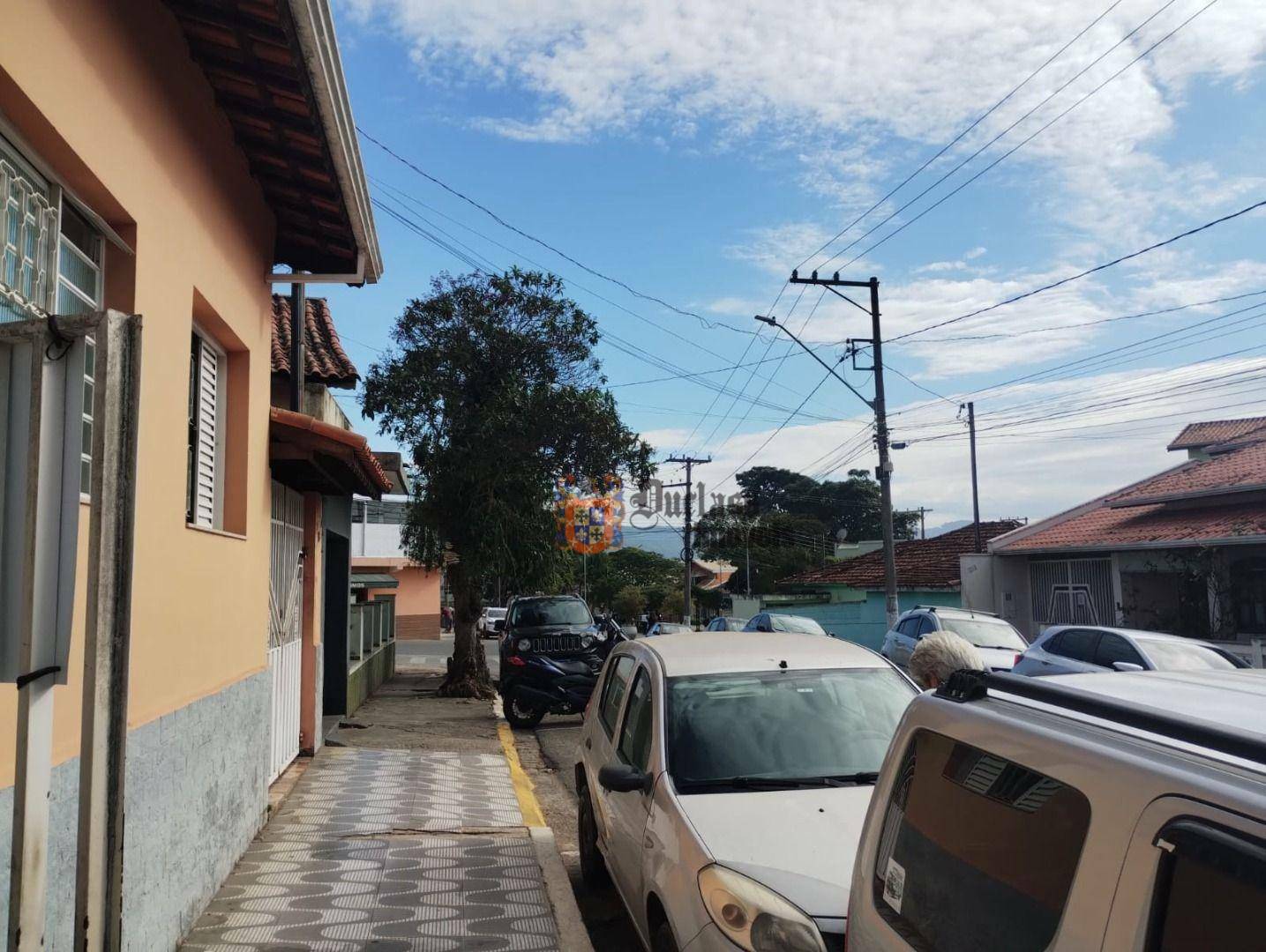 Casa à venda com 5 quartos, 165m² - Foto 1