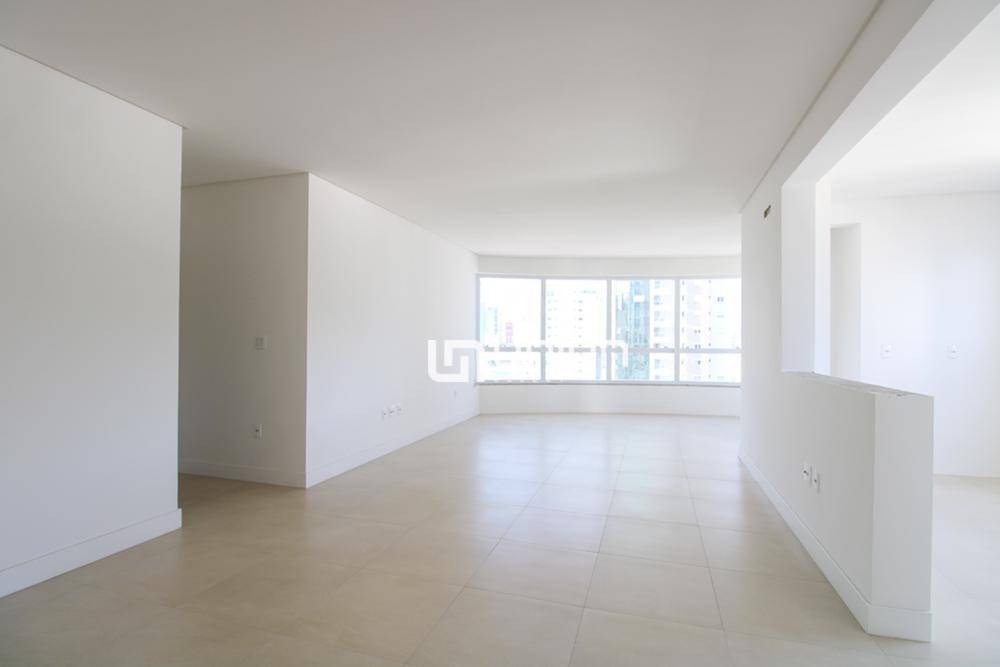 Apartamento à venda com 3 quartos, 136m² - Foto 4