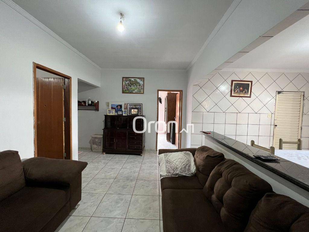 Casa à venda com 6 quartos, 240m² - Foto 2