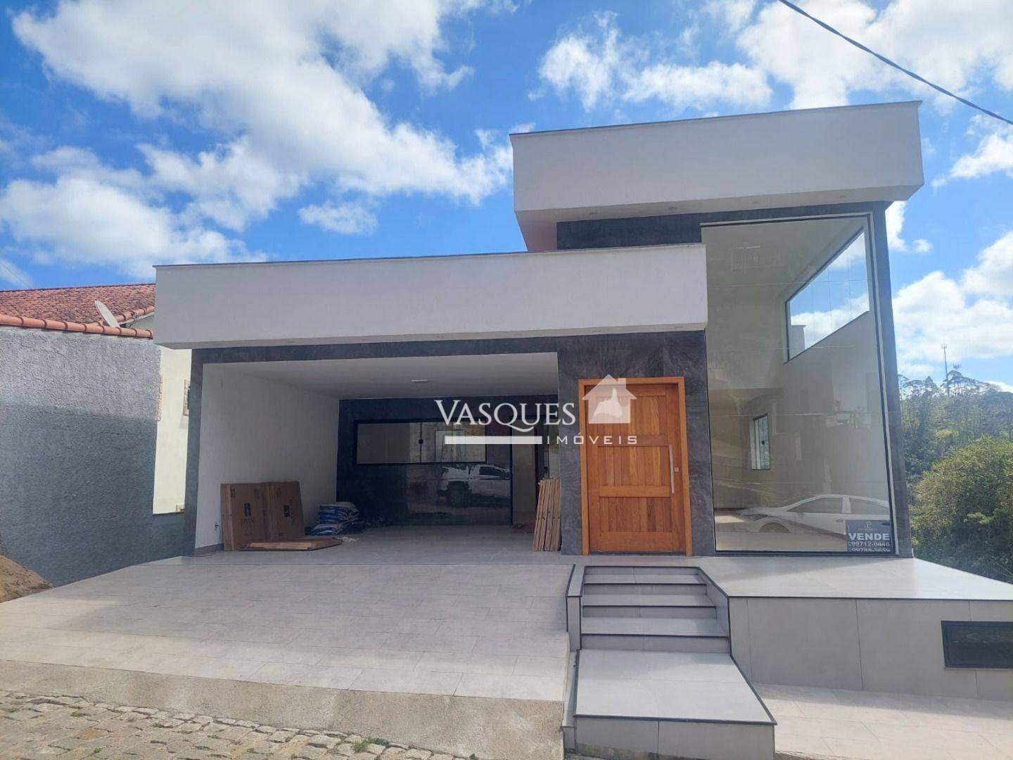 Casa à venda com 3 quartos, 234m² - Foto 1