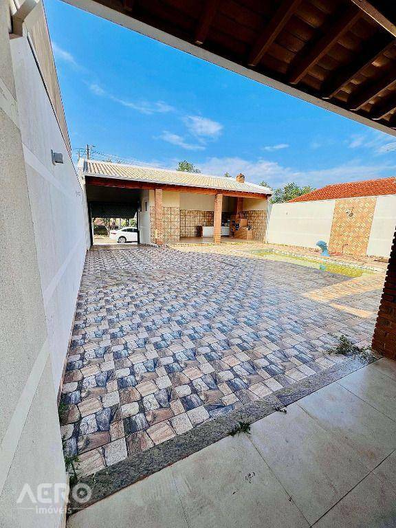 Casa à venda com 3 quartos, 250m² - Foto 1